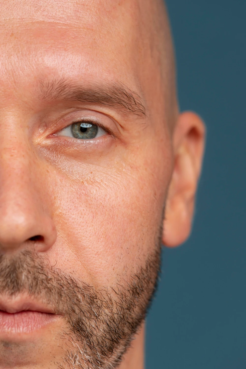 Läkare som undersöker prov